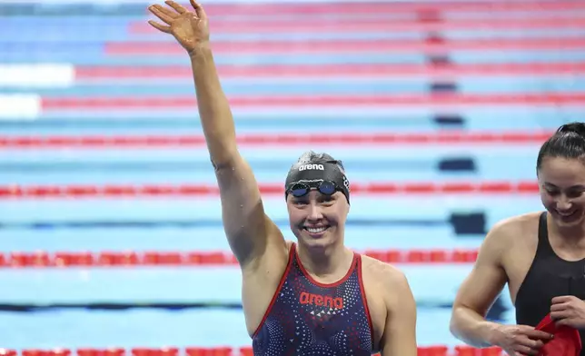 Jessica Long, of the U.S., waves to the crowd after winning the gold medal women's 400 freestyle S8 final during the 2024 Paris Paralympics, Wednesday, Sept. 4, 2024, in Paris, France. (AP Photo/Jackson Ranger)