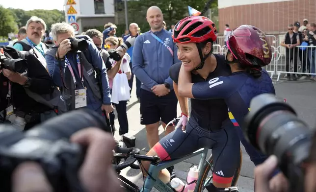 Britain's Sarah Storey reacts after winning the gold medal in the women's C4-5 road race during the 2024 Paralympics, Friday, Sept. 6, 2024, in Clichy-sous-Bois, France. (AP Photo/Aurelien Morissard)