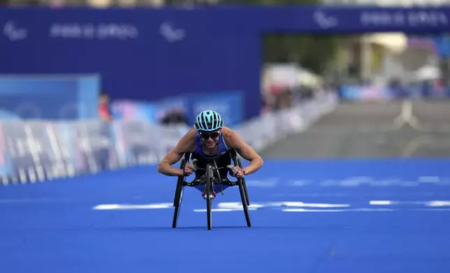 Susannah Scaroni of the U.S. wins the bronze medal in the women's marathon T54 at the 2024 Paralympics, Sunday, Sept. 8, 2024, in Paris, France. (AP Photo/Thibault Camus)