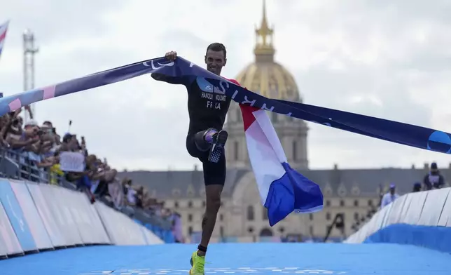 France's Alexis Hanquinquant wins the men's PTS4 Triathlon at the 2024 Paralympics, Monday, Sept. 2, 2024, in Paris, France. (AP Photo/Thibault Camus)