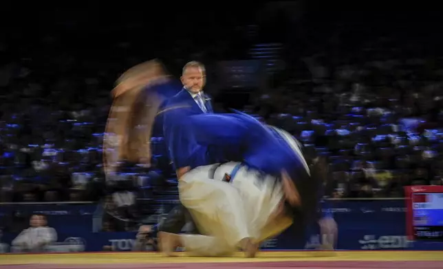 China's Yijie Shi, in white, and Liana Mutia of the United States, fight during the Para Judo - Women -57 kg J1 Final at the 2024 Paralympics, Thursday, Sept. 5, 2024, in Paris, France. (AP Photo/Aurelien Morissard)