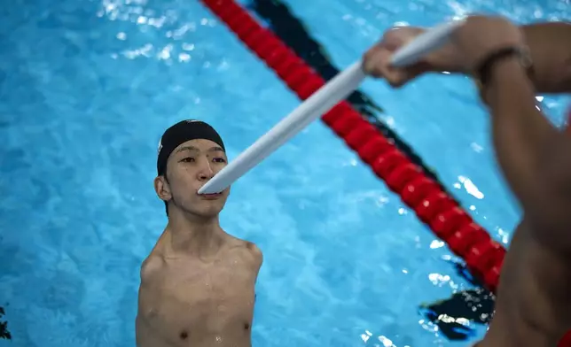 Eigo Tanaka, from Japan, practices the start of the race during a warm up session ahead of a competition, during the 2024 Paralympics, Tuesday, Sept. 3, 2024, in Paris, France. (AP Photo/Emilio Morenatti)