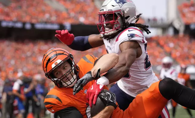 New England Patriots safety Kyle Dugger, right, breaks up a pass intended for Cincinnati Bengals tight end Mike Gesicki during the first half of an NFL football game, Sunday, Sept. 8, 2024, in Cincinnati. (AP Photo/Jeff Dean)