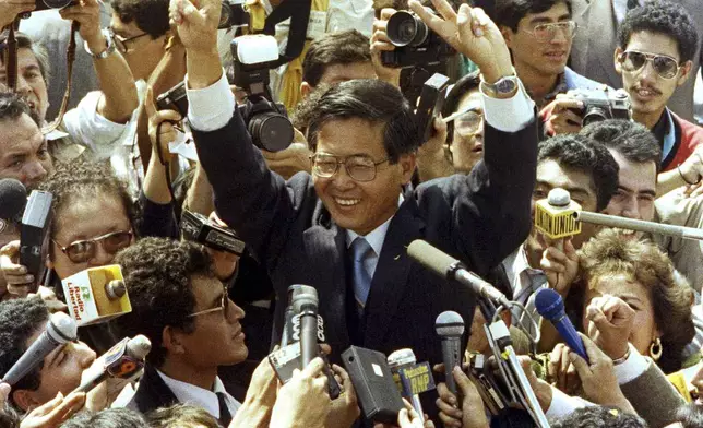 FILE - Presidential candidate Alberto Fujimori waves to supporters after casting his vote during a presidential runoff against novelist Mario Vargas Llosa in Lima, Peru, June 10, 1990. His daughter Keiko Fujimori announced in a post on X that he died of cancer on Wednesday, September 11, 2024. (AP Photo/Matias Recart, File)