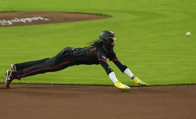 Cincinnati Reds' Elly De La Cruz safely steals second base during the fourth inning of a baseball game against the Pittsburgh Pirates, Friday, Sept. 20, 2024, in Cincinnati. (AP Photo/Carolyn Kaster)