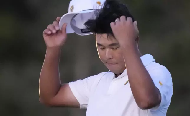 International team member Si Woo Kim of South Korea, reacts after missing his putt on the 18th hole during their fourth round foursomes match at the Presidents Cup golf tournament at Royal Montreal Golf Club Saturday, Sept. 28, 2024 in Montreal. (Frank Gunn/The Canadian Press via AP)