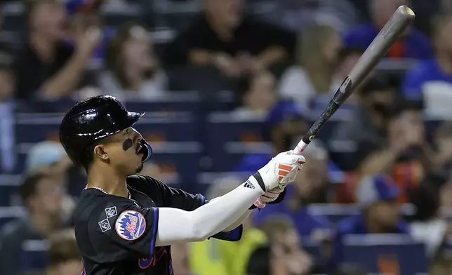 New York Mets' Mark Vientos hits a two-run walkoff home run during the 10th inning of a baseball game against the Cincinnati Reds, Friday, Sept. 6, 2024, in New York. (AP Photo/Adam Hunger)