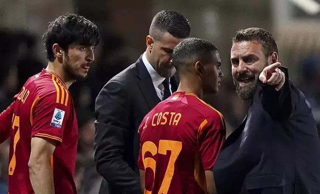 FILE - Roma manager Daniele De Rossi speaks to his team during a Serie A soccer match against Atalanta at Gewiss Stadium, in Bergamo, Italy, Sunday, May 12, 2024. (Spada/LaPresse via AP, File)