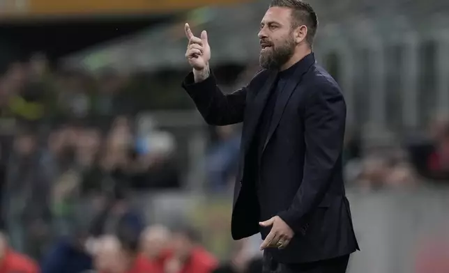 FILE - Roma's head coach Daniele De Rossi calls out to his players during the Europa League quarterfinal first leg soccer match between AC Milan and Roma at the San Siro Stadium, in Milan, Italy, Thursday, April 11, 2024. (AP Photo/Antonio Calanni, File)