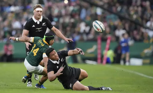 New Zealand's Caleb Clarke, right, battles for the ball with South Africa's Cheslin Kolbe during a rugby championship test match between South Africa and New Zealand at Ellis Park stadium in Johannesburg, South Africa, Saturday, Aug. 31, 2024. (AP Photo/Themba Hadebe)