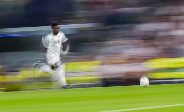 Real Madrid's Vinicius Junior runs after the ball during the Champions League opening phase soccer match between Real Madrid and VfB Stuttgart at the Santiago Bernabeu stadium, in Madrid, Tuesday, Sept. 17, 2024. (AP Photo/Manu Fernandez)