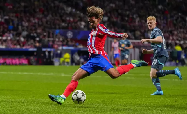 Atletico Madrid's Antoine Griezmann attempts a shot at goal during to the Champions League opening phase soccer match between Atletico Madrid and RB Leipzig at the Metropolitano stadium, in Madrid, Thursday, Sept. 19, 2024. (AP Photo/Manu Fernandez)