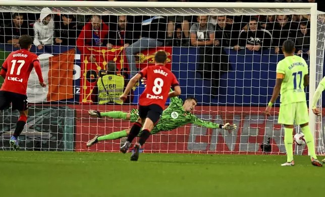 Osasuna's Ante Budimir scores his side's third goal from a penalty kick during a Spanish La Liga soccer match between Osasuna and Barcelona at El Sadar stadium in Pamplona, Spain, Saturday, Sept. 28, 2024. (AP Photo/Miguel Oses)