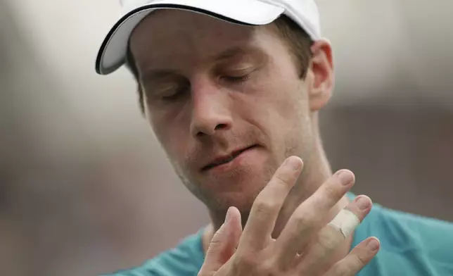 Botic van De Zandschulp, of the Netherlands, reacts after losing to Jack Draper, of Great Britain, during the third round of the U.S. Open tennis championships, Saturday, Aug. 31, in New York. 2024. (AP Photo/Adam Hunger)