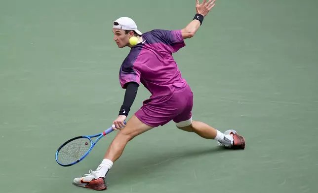 Jack Draper, of Great Britain, returns a shot to Alex de Minaur, of Australia, during the quarterfinals of the U.S. Open tennis championships, Wednesday, Sept. 4, 2024, in New York. (AP Photo/Kirsty Wigglesworth)