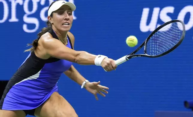 Jessica Pegula, of the United States, stretches for a return against Iga Świątek, of Poland, during the quarterfinals of the U.S. Open tennis championships, Wednesday, Sept. 4, 2024, in New York. (AP Photo/Eduardo Munoz Alvarez)