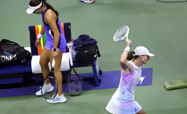 Iga Świątek, of Poland, right, reacts after losing a point to Jessica Pegula, of the United States, left, during the quarterfinals of the U.S. Open tennis championships, Wednesday, Sept. 4, 2024, in New York. (AP Photo/Adam Hunger)