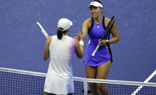 Jessica Pegula, of the United States, right, shakes hands after defeating Iga Świątek, of Poland, left, during the quarterfinals of the U.S. Open tennis championships, Wednesday, Sept. 4, 2024, in New York. (AP Photo/Adam Hunger)