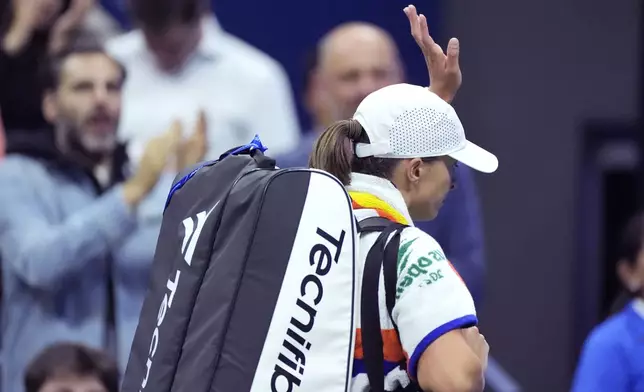 Iga Świątek, of Poland, waves to the crowd after her loss to Jessica Pegula, of the United States, during the quarterfinals of the U.S. Open tennis championships, Wednesday, Sept. 4, 2024, in New York. (AP Photo/Eduardo Munoz Alvarez)