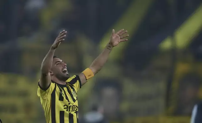 Maximiliano Olivera of Uruguay's Penarol, celebrates at the end of a Copa Libertadores quarter final second leg soccer match against Brazil's Flamengo at Campeon del Siglo Stadium in Montevideo, Uruguay, Thursday, Sept. 26, 2024. (AP Photo/Matilde Campodonico)