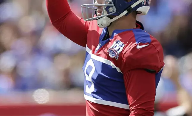New York Giants place kicker Graham Gano (9) points after making a field goal during the first half of an NFL football game against the Minnesota Vikings, Sunday, Sept. 8, 2024, in East Rutherford, N.J. (AP Photo/Adam Hunger)