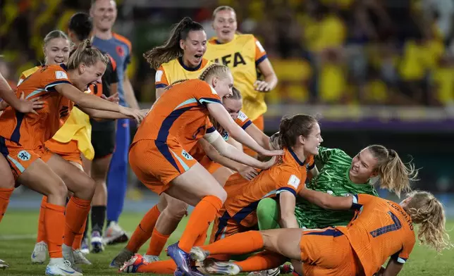 Dutch players celebrate defeating Colombia in a penalty shoot-out of a U-20 Women's World Cup quarterfinal soccer match at Pascual Guerrero Olympic stadium in Cali, Colombia, Sunday, Sept. 15, 2024. (AP Photo/Fernando Vergara)