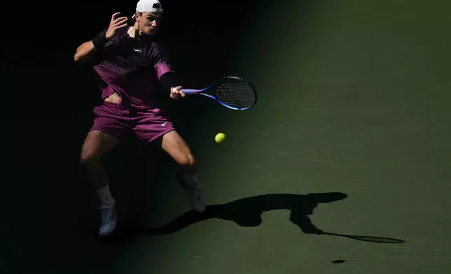 Jack Draper, of Great Britain, returns a shot to Alex de Minaur, of Australia, during the quarterfinals of the U.S. Open tennis championships, Wednesday, Sept. 4, 2024, in New York. (AP Photo/Kirsty Wigglesworth)