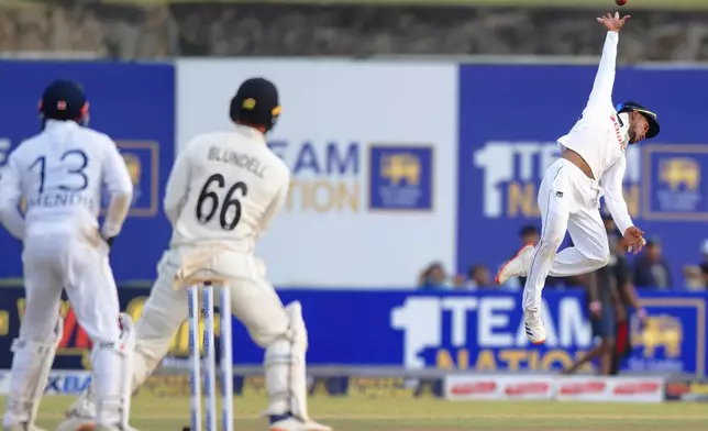 Sri Lanka's Pathum Nissanka, right, tries unsuccessfully to catch New Zealand's Tom Blundell, second left, out on the second day of the first cricket test match between New Zealand and Sri Lanka in Galle, Sri Lanka, Thursday, Sept. 19, 2024. (AP Photo/Viraj Kothalawala)