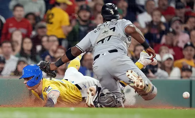 Boston Red Sox's Tyler O'Neill, left, scores against Chicago White Sox catcher Chuckie Robinson, right, on a double by Romy Gonzalez during the third inning of a baseball game, Saturday, Sept. 7, 2024, in Boston. (AP Photo/Michael Dwyer)