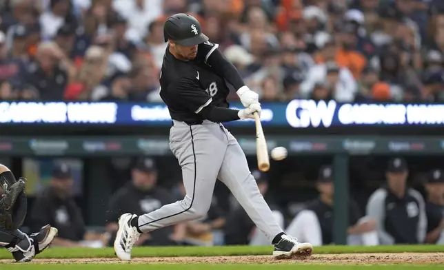 Chicago White Sox's Jacob Amaya hits a one-run single against the Detroit Tigers in the seventh inning of a baseball game, Sunday, Sept. 29, 2024, in Detroit. (AP Photo/Paul Sancya)