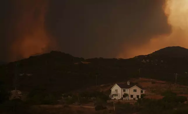 Smoke from the Airport Fire fills the air Tuesday, Sept. 10, 2024, in El Cariso, an unincorporated community in Riverside County, Calif. (AP Photo/Eric Thayer)