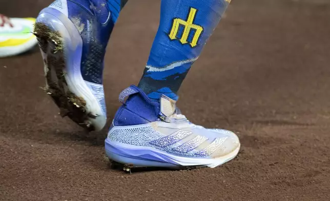 Seattle Mariners' Julio Rodriguez wears cleats featuring Swarovski crystals during the seventh inning of a baseball game against the New York Yankees, Tuesday, Sept. 17, 2024, in Seattle. (AP Photo/Stephen Brashear)