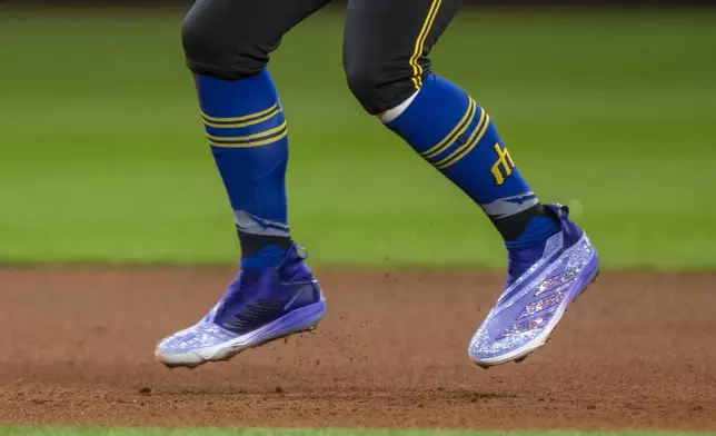 Seattle Mariners' Julio Rodriguez wears cleats featuring Swarovski crystals during the third inning of a baseball game against the New York Yankees, Tuesday, Sept. 17, 2024, in Seattle. (AP Photo/Stephen Brashear)