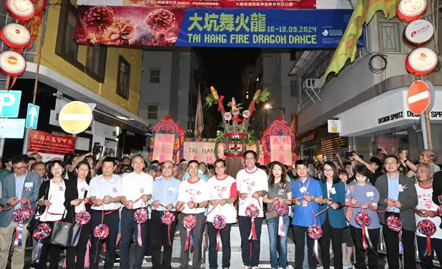 HKSAR Government Deputy Financial Secretary Michael Wong (seventh right); Club Chairman Michael Lee (seventh left); the Director-General of the Hong Kong Island Sub-office of the Liaison Office of the Central People’s Government in the HKSAR, Xue Hui-jun (sixth left); Chairman of the Tai Hang Residents’ Welfare Association Yuen How-kuen (centre) and other guests at the opening ceremony of the Tai Hang Fire Dragon Dance.