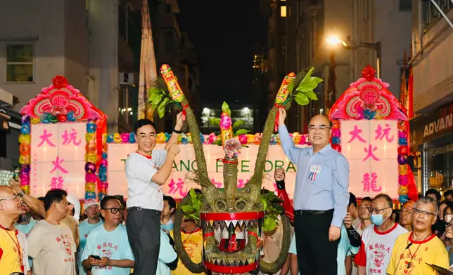 Club Chairman Michael Lee (front row, left) and the Director-General of the Hong Kong Island Sub-office of the Liaison Office of the Central People’s Government in the HKSAR, Xue Hui jun (front row, right) decorate the Tai Hang Fire Dragon.