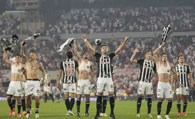 Players of Brazil's Atletico Mineiro celebrate at the end of a Copa Libertadores semifinal second leg soccer match against Argentina's River Plate at Monumental stadium in Buenos Aires, Argentina, Tuesday, Oct. 29, 2024. Atletico Mineiro won 3-0 on aggregate. (AP Photo/Natacha Pisarenko)