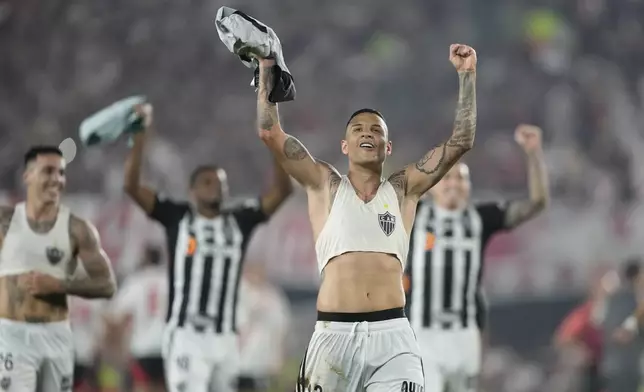 Guilherme Arana of Brazil's Atletico Mineiro and teammates celebrate at the end of a Copa Libertadores semifinal second leg soccer match against Argentina's River Plate at Monumental stadium in Buenos Aires, Argentina, Tuesday, Oct. 29, 2024. Atletico Mineiro won 3-0 on aggregate. (AP Photo/Natacha Pisarenko)