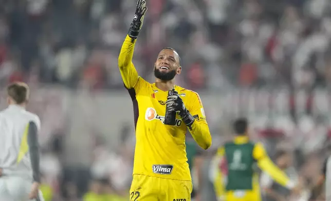 Goalkeeper Everson of Brazil's Atletico Mineiro celebrates at the end of a Copa Libertadores semifinal second leg soccer match against Argentina's River Plate at Monumental stadium in Buenos Aires, Argentina, Tuesday, Oct. 29, 2024. Atletico Mineiro won 3-0 on aggregate. (AP Photo/Natacha Pisarenko)