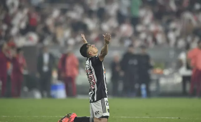 Alan Franco of Brazil's Atletico Mineiro celebrates at the end of a Copa Libertadores semifinal second leg soccer match against Argentina's River Plate at Monumental stadium in Buenos Aires, Argentina, Tuesday, Oct. 29, 2024. Atletico Mineiro won 3-0 on aggregate. (AP Photo/Gustavo Garello)