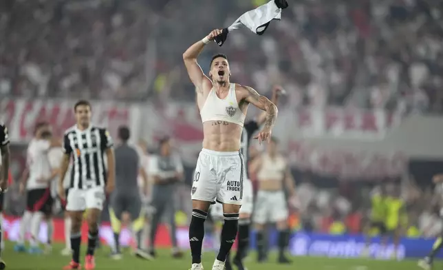 Paulinho of Brazil's Atletico Mineiro celebrates at the end of a Copa Libertadores semifinal second leg soccer match against Argentina's River Plate at Monumental stadium in Buenos Aires, Argentina, Tuesday, Oct. 29, 2024. Atletico Mineiro won 3-0 on aggregate. (AP Photo/Natacha Pisarenko)