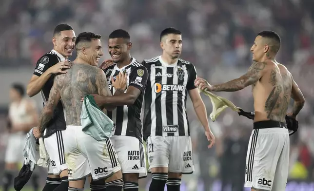 Players of Brazil's Atletico Mineiro celebrate at the end of a Copa Libertadores semifinal second leg soccer match against Argentina's River Plate at Monumental stadium in Buenos Aires, Argentina, Tuesday, Oct. 29, 2024. Atletico Mineiro won 3-0 on aggregate. (AP Photo/Natacha Pisarenko)