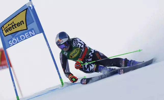 New Zealand's Alice Robinson speeds down the course during an alpine ski, women's World Cup giant slalom, in Soelden, Austria, Saturday, Oct. 26, 2024. (AP Photo/Alessandro Trovati)