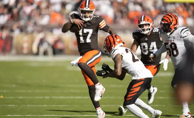 Cleveland Browns quarterback Dorian Thompson-Robinson (17) carries for a first down in the second half of an NFL football game against the Cincinnati Bengals, Sunday, Oct. 20, 2024, in Cleveland. (AP Photo/Sue Ogrocki)