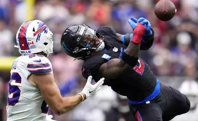 Houston Texans linebacker Azeez Al-Shaair breaks up a pass intended for Buffalo Bills tight end Dalton Kincaid, left, during the first half of an NFL football game, Sunday, Oct. 6, 2024, in Houston. (AP Photo/Eric Christian Smith)