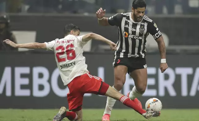 Hulk of Brazil's Atletico Mineiro, right, and Ignacio Fernandez of Argentina's River Plate battle for the ball during a Copa Libertadores semifinal first leg soccer match at MRV arena in Belo Horizonte, Brazil, Tuesday, Oct. 22, 2024. (AP Photo/Thomas Santos)