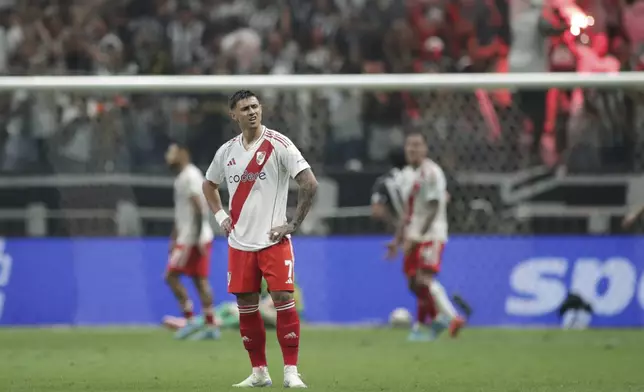 Adam Bareiro of Argentina's River Plate reacts after Deyverson of Brazil's Atletico Mineiro scored his side's second goal during a Copa Libertadores semifinal first leg soccer match at MRV arena in Belo Horizonte, Brazil, Tuesday, Oct. 22, 2024. (AP Photo/Thomas Santos)