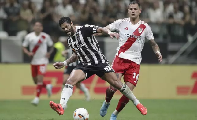 Hulk of Brazil's Atletico Mineiro, left, and Leandro Gonzalez Pirez of Argentina's River Plate battle for the ball during a Copa Libertadores semifinal first leg soccer match at MRV arena in Belo Horizonte, Brazil, Tuesday, Oct. 22, 2024. (AP Photo/Thomas Santos)