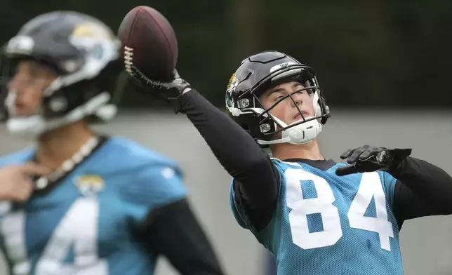 Jacksonville Jaguars NFL football wide receiver Louis Rees-Zammit (84), right, practices at The Grove in Watford, England, Wednesday, Oct. 16, 2024. (AP Photo/Kin Cheung)