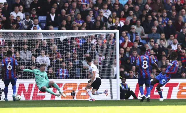 Liverpool's Diogo Jota, centre, scores the opening goal past Crystal Palace's goalkeeper Dean Henderson during the English Premier League soccer match between Crystal Palace and Liverpool at Selhurst Park in London, Saturday, Oct. 5, 2024.(AP Photo/Ian Walton)