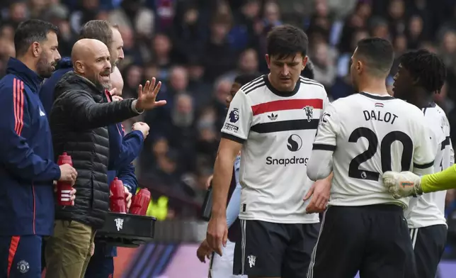 Manchester United's head coach Erik ten Hag, second left, gives instructions to his players during the English Premier League soccer match between Aston Villa and Manchester United, at Villa Park in Birmingham, England, Sunday, Oct. 6, 2024. (AP Photo/Rui Vieira)